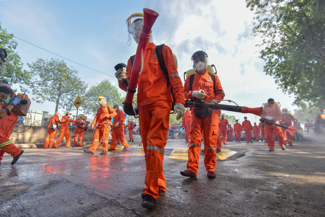 Thế giới lần đầu ghi nhận hơn 100.000 ca mắc COVID-19 trong một ngày ảnh 1