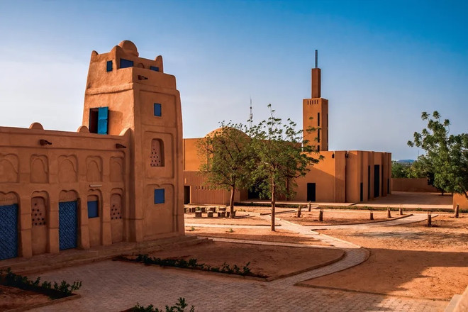 Thánh đường Yaama tại Niger được xây bằng đất bùn từ năm 1962. (Nguồn: Curbed) Xây nhà bằng đất bùn - xu hướng kiến trúc chống biến đổi khí hậu ảnh 1