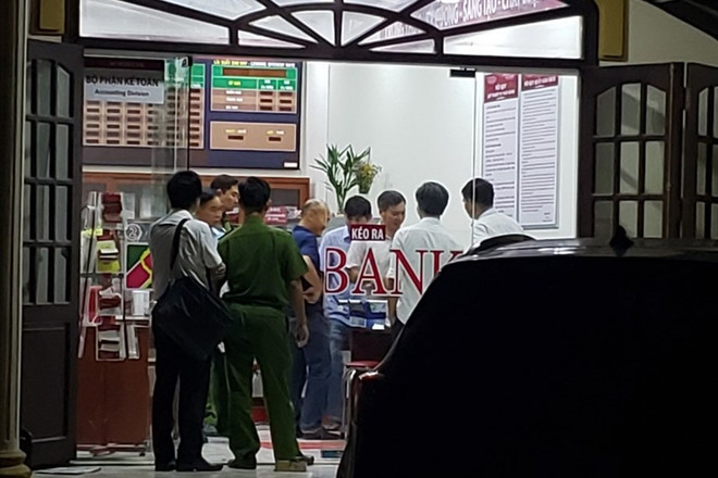 Công an điều tra, khám nghiệm hiện trường vụ cướp ngân hàng Argibank chi nhánh Bắc Đồng Nai. (Nguồn: laodong.vn) Truy tìm đối tượng nghi cầm lựu đạn vào cướp ngân hàng ở Đồng Nai ảnh 1