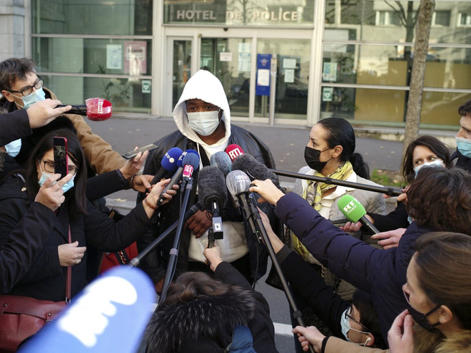 Pháp điều tra vụ ba cảnh sát hành xử thô bạo với một người da màu ảnh 1