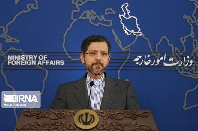 Người phát ngôn Bộ Ngoại giao Iran Saeed Khatibzadeh trong cuộc họp báo ở Tehran. (Ảnh: IRNA/TTXVN) Iran tuyên bố theo đuổi đến cùng đàm phán về chương trình hạt nhân ảnh 1