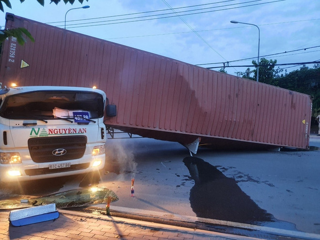 Bình Dương: Lật xe container, tài xế mắc kẹt tử vong trong cabin ảnh 1