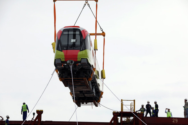 Đoàn tàu đầu tiên của tuyến metro Nhổn-Ga Hà Nội. (Ảnh: TTXVN) JICA: Đường sắt đô thị sẽ góp phần giúp giảm phát thải CO2 ảnh 1