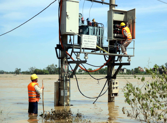 Khắc phục sự cố điện lưới chuẩn bị ứng phó với bão số 8. (Ảnh: Công Tường/TTXVN) Bão số 8 vào miền Trung nhưng có khả năng suy yếu khi vào đất liền ảnh 1