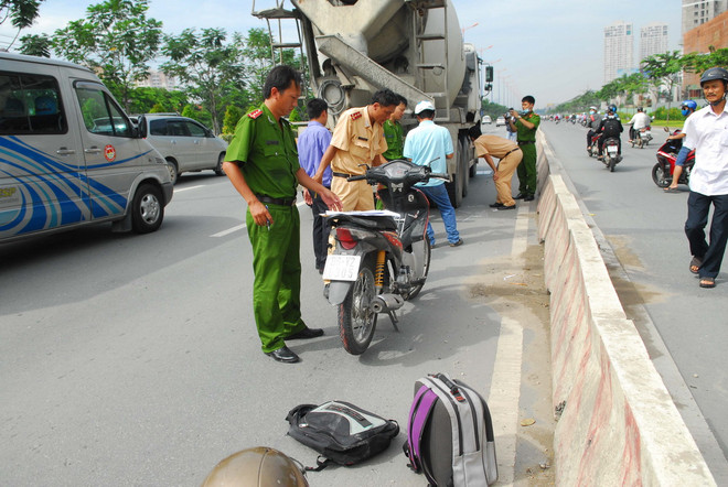 Đi vào làn đường cho ôtô, hai nữ sinh bị xe bồn cán tử vong ảnh 1