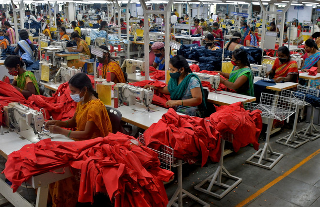 Công nhân tại nhà máy dệt may ở bang Andhra Pradesh, Ấn Độ. (Ảnh: Reuters) Những thách thức đối với ngành dệt may toàn cầu trong năm 2023 ảnh 2