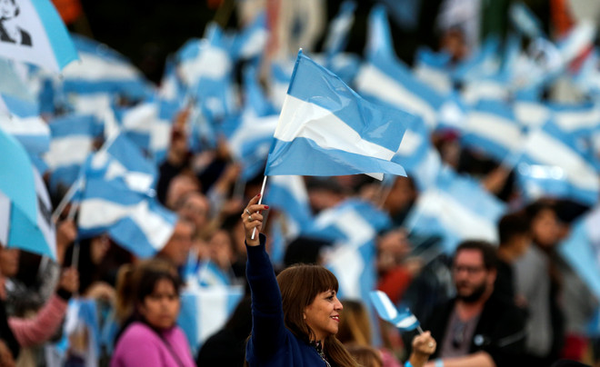 Cử tri Argentina sẽ bỏ phiếu bầu để lựa chọn các ứng cử viên chính thức có mặt tại cuộc tổng tuyển cử vào tháng 10 tới.. (Nguồn: The Independent) Hàng triệu cử tri Argentina sẵn sàng cho cuộc bầu cử tổng thống sơ bộ ảnh 1