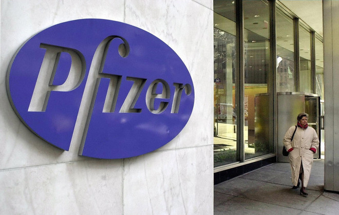 Trụ sở hãng dược Pfizer ở New York, Mỹ. (Ảnh: AFP/TTXVN) Pfizer: Thử nghiệm thuốc nhỏ mũi trị đau nửa đầu đạt kết quả tích cực ảnh 1