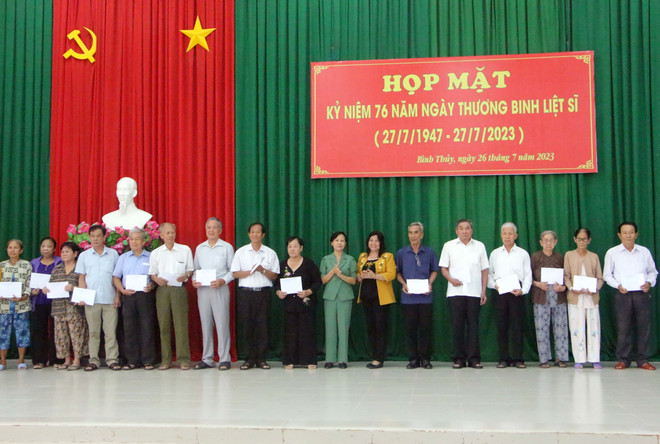 Tri ân những người con ưu tú của dân tộc và gia đình các liệt sỹ ảnh 4