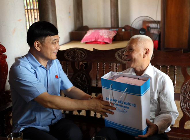 Tri ân những người con ưu tú của dân tộc và gia đình các liệt sỹ ảnh 3