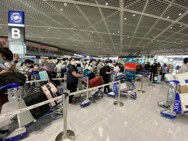 Các công dân Việt Nam từ Nhật Bản trở về nước. (Ảnh: TTXVN phát) Nhật Bản sắp nới lỏng lệnh hạn chế nhập cảnh đối với Việt Nam ảnh 2