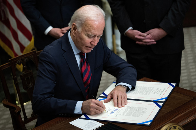 Tổng thống Mỹ Biden ký ban hành đạo luật ngân sách tạm thời ảnh 1