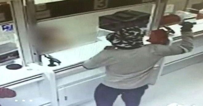 Gã đàn ông cướp thành công hai ngân hàng bằng … một quả bơ ảnh 1