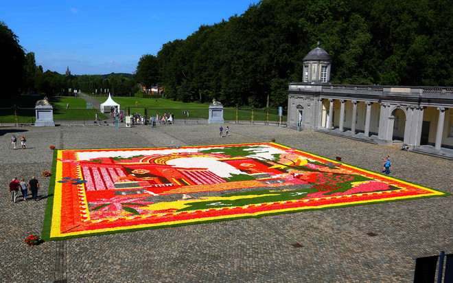 [Photo] Chiêm ngưỡng thảm hoa khổng lồ từ 300.000 bông hoa ảnh 2