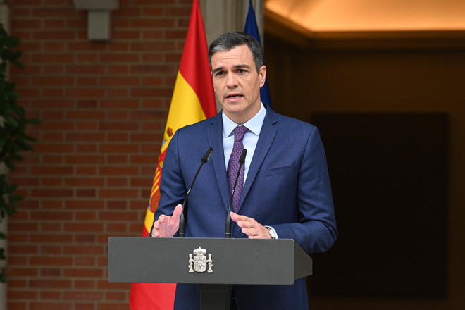 Thủ tướng Tây Ban Nha Pedro Sanchez tuyên bố tổ chức tổng tuyển cử trước thời hạn, tại Madrid ngày 29/5/2023. (Ảnh: AFP/TTXVN) Thủ tướng Tây Ban Nha tuyên bố tổ chức tổng tuyển cử trước thời hạn ảnh 1