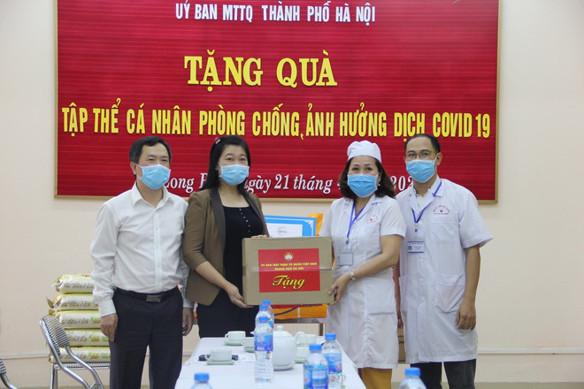Chủ tịch Ủy ban Mặt trận Tổ quốc Việt Nam thành phố Hà Nội Nguyễn Lan Hương tặng quà đội ngũ y, bác sỹ Trạm Y tế phường Long Biên (Long Biên, Hà Nội). (Ảnh: TTXVN phát) Hà Nội tiếp nhận ủng hộ chống dịch COVID-19 trị giá hơn 101 tỷ đồng ảnh 1