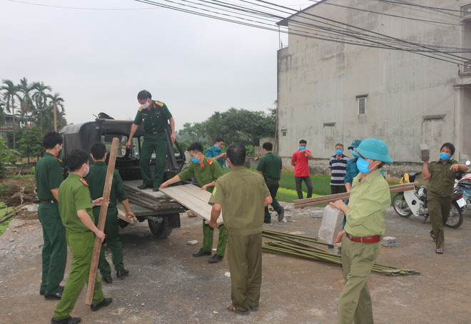 Tháo dỡ các chốt kiểm soát phòng chống dịch Covid tại thôn 3 Ngô Khê. (Ảnh: Thanh Tuấn/TTXVN) Thôn 3 Ngô Khê, Hà Nam hoàn thành thời hạn cách ly dịch COVID-19 ảnh 1