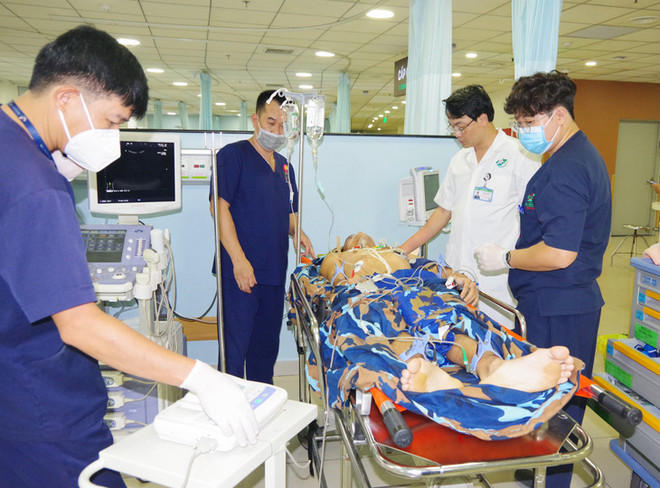 Điều trực thăng đưa chiến sỹ bị tai nạn từ đảo Sơn Ca về đất liền ảnh 2