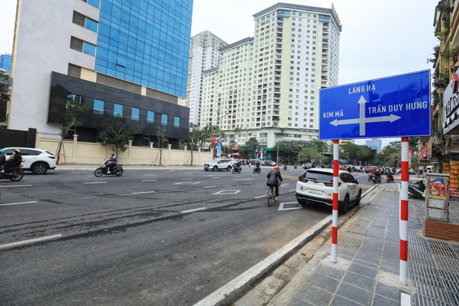 Biển báo trên đường Huỳnh Thúc Kháng kéo dài. (Ảnh: Tuấn Anh/TTXVN) Hà Nội tổ chức thông xe kỹ thuật đường Huỳnh Thúc Kháng kéo dài ảnh 3