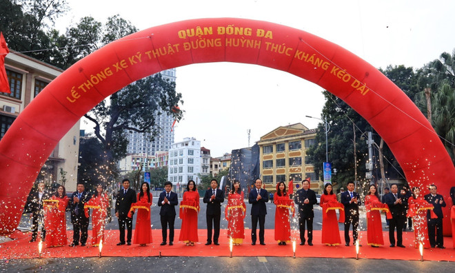 Lễ thông xe đường Huỳnh Thúc Kháng kéo dài. (Ảnh: Tuấn Anh/TTXVN) Hà Nội tổ chức thông xe kỹ thuật đường Huỳnh Thúc Kháng kéo dài ảnh 1