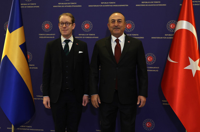 Ngoại trưởng Thổ Nhĩ Kỳ Mevlut Cavusoglu (phải) trong cuộc họp báo chung với người đồng cấp Thụy Điển Tobias Billstrom tại Ankara, ngày 22/12/2022. (Ảnh: AFP/TTXVN) Thổ Nhĩ Kỳ nêu điều kiện chấp nhận Thụy Điển gia nhập NATO ảnh 1