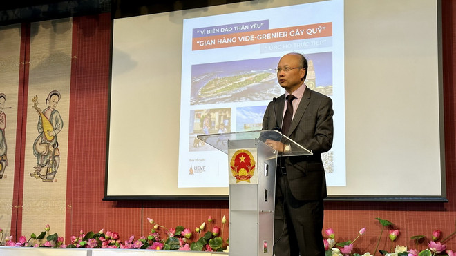 Đại sứ Việt Nam tại Pháp Đinh Toàn Thắng phát biểu khai mạc Hội chợ. (Ảnh: Nguyễn Thu Hà/TTXVN) hoang sa truong sa 3.jpg