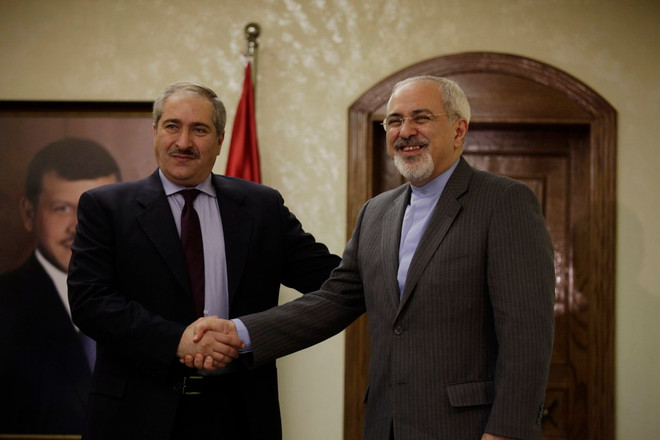 Ngoại trưởng Iran Zarif (phải) bắt tay Ngoại trưởng nước chủ nhà Jordan trong chuyến thăm ngày 14/1. (Ảnh: AFP/TTXVN) Ngoại trưởng Iran đến Syria trước thềm hội nghị Geneva 2 ảnh 1