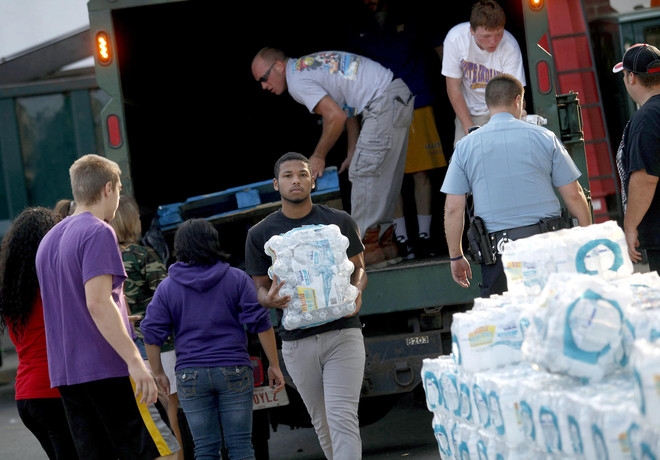 [Video] Mỹ: Nước máy nhiễm bẩn, 500.000 người dân thiếu nước ảnh 1