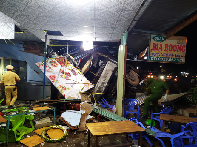 Bình Phước: Xe tải chở gỗ lao vào ba quán nhậu, 2 người bị thương ảnh 2