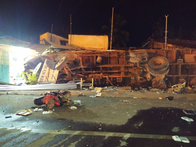 Bình Phước: Xe tải chở gỗ lao vào ba quán nhậu, 2 người bị thương ảnh 1