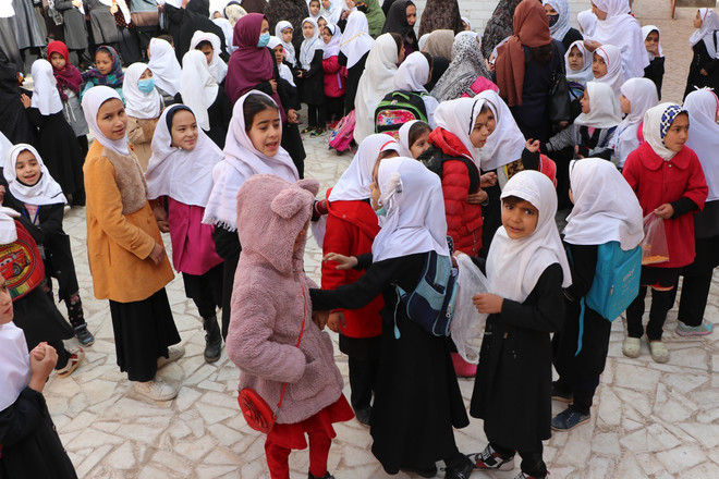 Nữ sinh tại một trường học ở Herat, Afghanistan, ngày 23/3/2022. (Ảnh: THX/TTXVN) ILO: Nhu cầu cấp bách là việc làm bền vững và công bằng xã hội ảnh 1