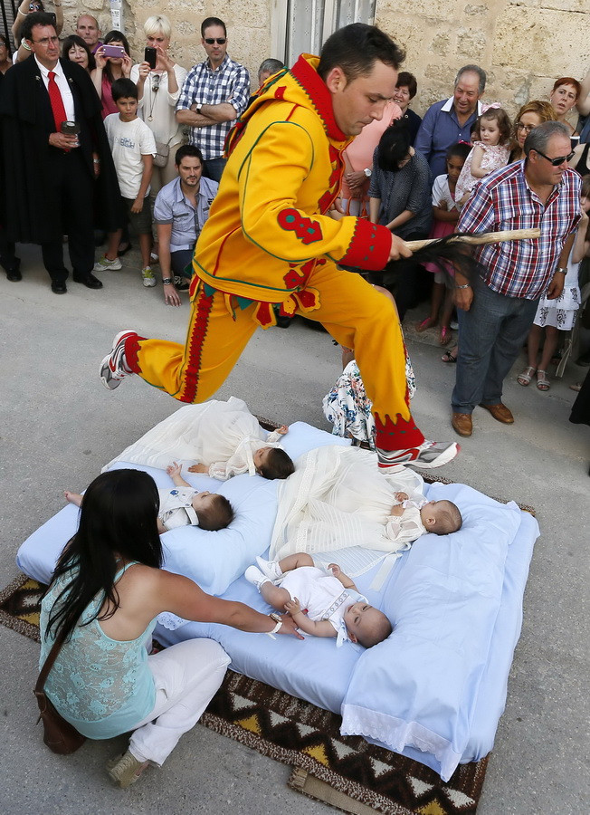 [Photo] Lễ hội độc đáo "Nhảy qua trẻ sơ sinh" ở Tây Ban Nha ảnh 3