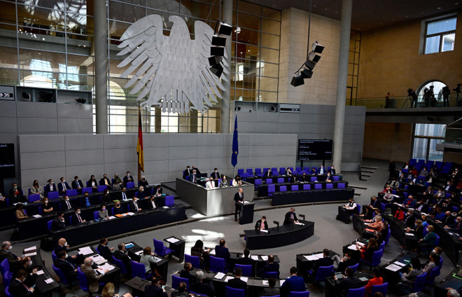 Toàn cảnh phiên họp Quốc hội Đức tại Berlin ngày 23/3/2022. (Ảnh: AFP/TTXVN) Quốc hội liên bang Đức thông qua luật bầu cử mới, giảm mạnh số nghị sỹ ảnh 1