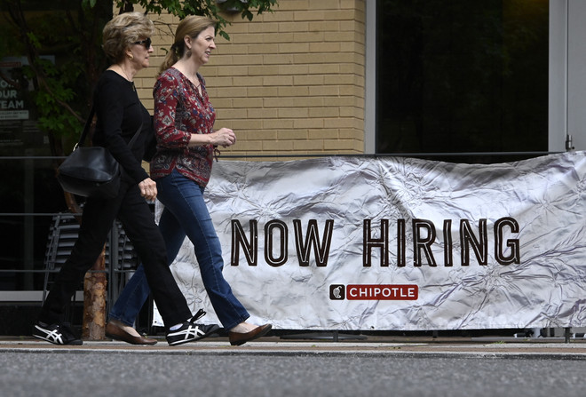 Bảng thông báo thuê nhân viên tại một nhà hàng ở Arlington, bang Virginia, Mỹ. (Ảnh: AFP/TTXVN) Số lượng đơn xin trợ cấp thất nghiệp tại Mỹ giảm mạnh hơn dự kiến ảnh 1