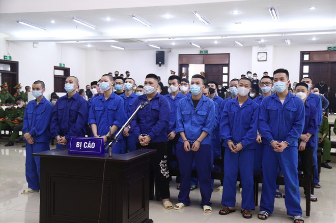 Các bị cáo bị truy tố về tội "gây rối trật tự công cộng" và "giết người." (Nguồn: Lao động) Hà Nội: Phạt tù nhóm thanh, thiếu niên truy sát nhau trên phố ảnh 1