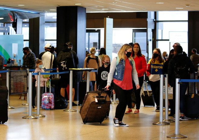 Người dân Mỹ chờ làm thủ tục tại sân bay thành phố SeaTac. (Ảnh: Reuters) Mỹ bổ sung 116 quốc gia vào danh sách khuyến cáo không du lịch ảnh 1