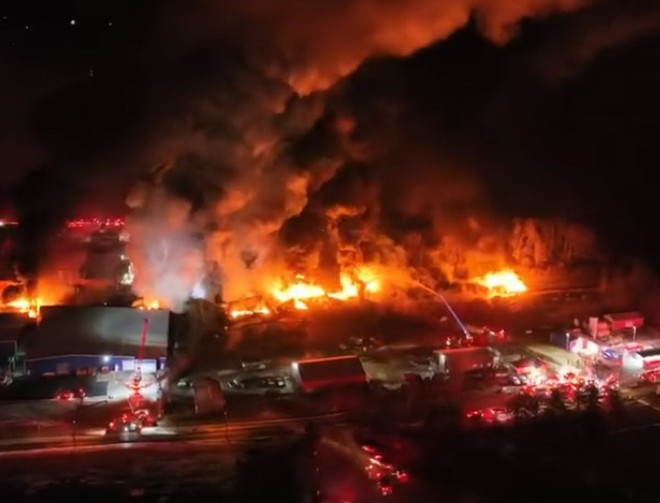 Đoàn tàu hỏa trật bánh gây đám cháy lớn dữ dội tại Mỹ ảnh 1