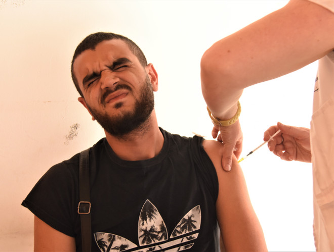 Nhân viên y tế tiêm vaccine phòng COVID-19 cho người dân tại Tripoli, Liban ngày 3/4/2022. (Ảnh: THX/TTXVN) Nguy cơ viêm cơ tim sau khi tiêm vaccine ngừa COVID-19 "rất thấp" ảnh 1