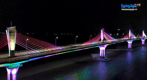 Quảng Ngãi thông xe kỹ thuật cầu dây văng đầu tiên qua sông Trà Khúc ảnh 1