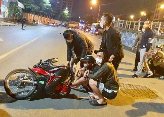 Hà Nội vây bắt nhiều "quái xế" đi xe máy phóng nhanh, lạng lách ảnh 2