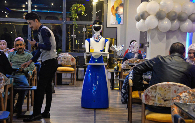 Độc đáo nhà hàng có robot phục vụ xuất hiện lần đầu tiên tại Iraq ảnh 1