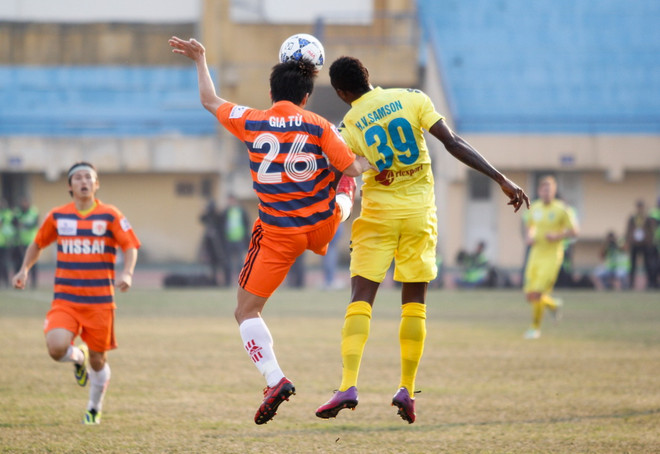 Một pha tranh bóng trong trận đấu sớm vòng 3 V-League giữa Hà Nội T&T và V. Ninh Bình. (Ảnh: Minh Chiến/Vietnam+) Hà Nội T&T thua sốc Ninh Bình ngay tại sân Hàng Đẫy ảnh 1