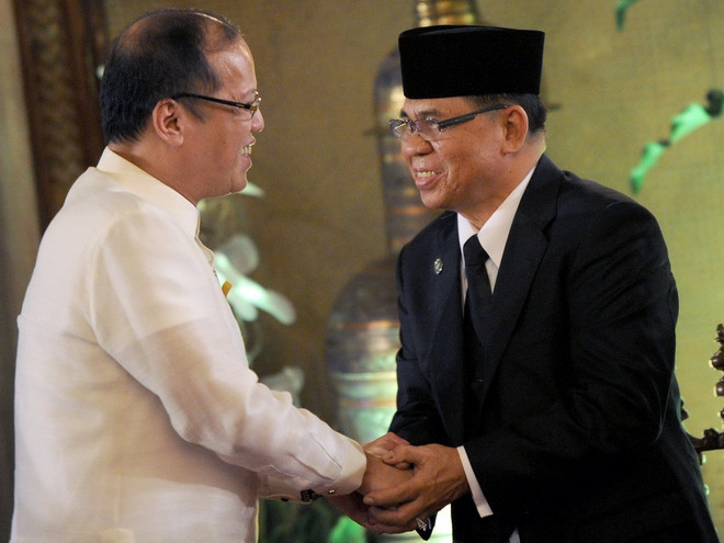 Tổng thống Philippines Benigno Aquino (trái) và thủ lĩnh MILF Murad Ebrahim trước lễ ký tại Manila ngày 15/10/2013. (Ảnh: AFP/TTXVN) Chính phủ Philippines và MILF nối lại đàm phán hòa bình ảnh 1