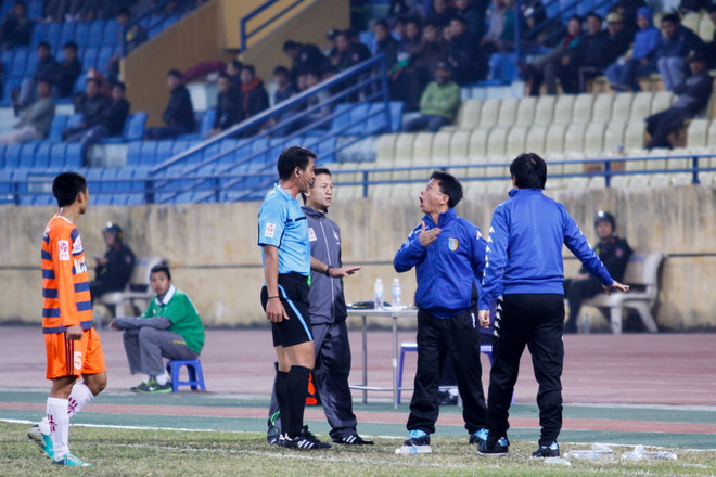 Trợ lý Văn Sỹ Sơn bước ra tận đường pitch phản ứng và bị đuổi lên khán đài. (Ảnh: Minh Chiến/Vietnam+) Hà Nội T&T phản ứng dữ dội với trọng tài vì "bị xử ép" ảnh 11
