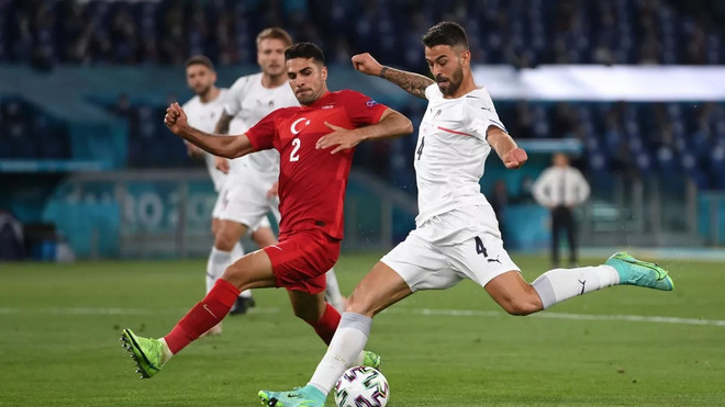 Tiền vệ Leonardo Spinazzola của Italy trong trận đấu với Thổ Nhĩ Kỳ. (Ảnh: Getty Images) Điểm danh 10 cầu thủ chạy nhanh nhất Vòng chung kết EURO 2020 ảnh 1