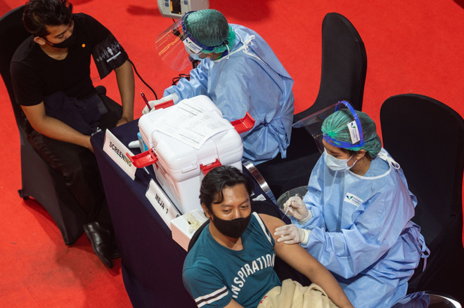 Nhân viên y tế tiêm vaccine phòng COVID-19 cho người dân tại Jakarta, Indonesia, ngày 3/5/2021. (Ảnh: THX/TTXVN) Trung Quốc cung cấp 120 triệu liều vaccine COVID-19 cho ASEAN ảnh 1