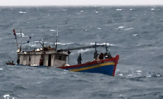 Kịp thời ứng cứu 7 thuyền viên tàu cá bị chìm ở vùng biển Thanh Hóa ảnh 1