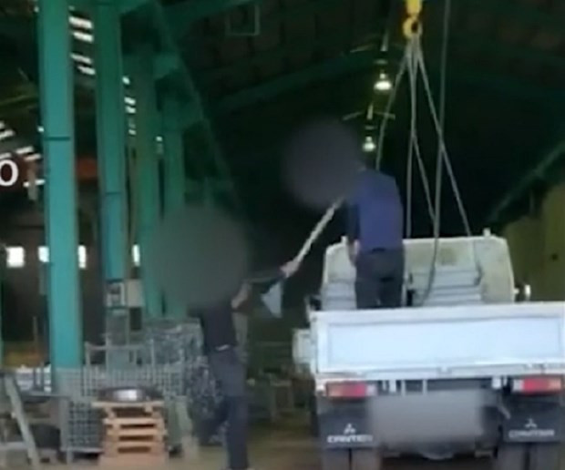 Hình ảnh ghi lại vụ thực tập sinh người Việt Nam làm việc ở Nhật Bản bị bạo hành. (Nguồn: Facebook) Nhật Bản rút giấy phép của công ty để xảy ra ngược đãi lao động Việt ảnh 1