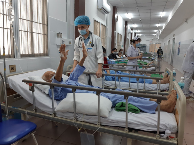 Cứu sống bệnh nhân 84 tuổi đột quỵ nặng kèm nhiều bệnh lý ảnh 1