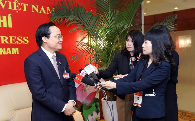 Bộ trưởng Phùng Xuân Nhạ trả lời phỏng vấn bên lề Đại hội XIII. (Ảnh: TTXVN) Đổi mới sáng tạo là thời cơ cho giáo dục Việt Nam 'cất cánh' ảnh 2
